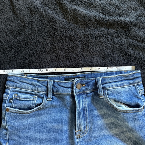 Judy Blue Frayed Hem Jean Shorts - Picture 4 of 6